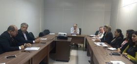 Foto pessoas em reunião